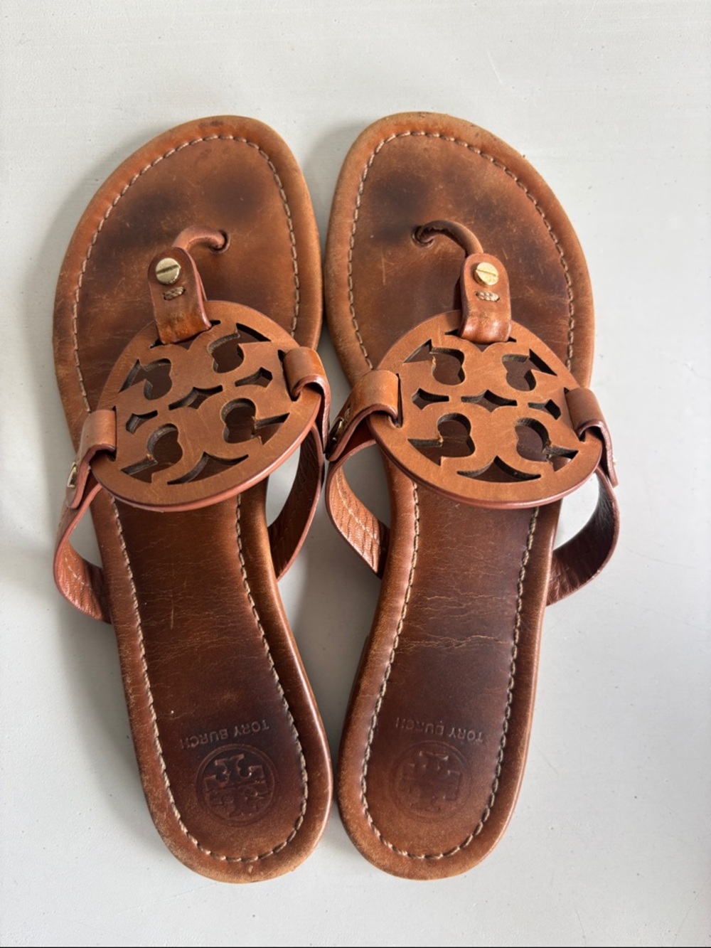 Tory Burch Millers Cognac Leather Logo Thong Sandals - Picture 6 of 7